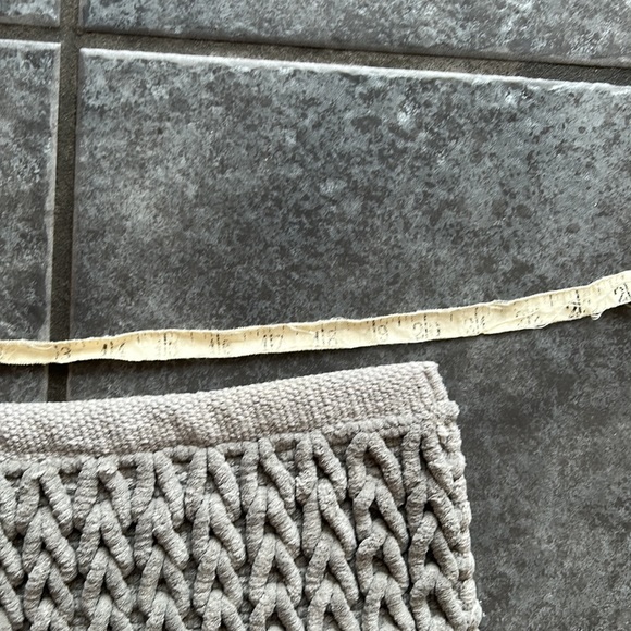 CARPET grey thick cable knit bathroom  carpet approx 33 X 20 inches - Picture 5 of 6